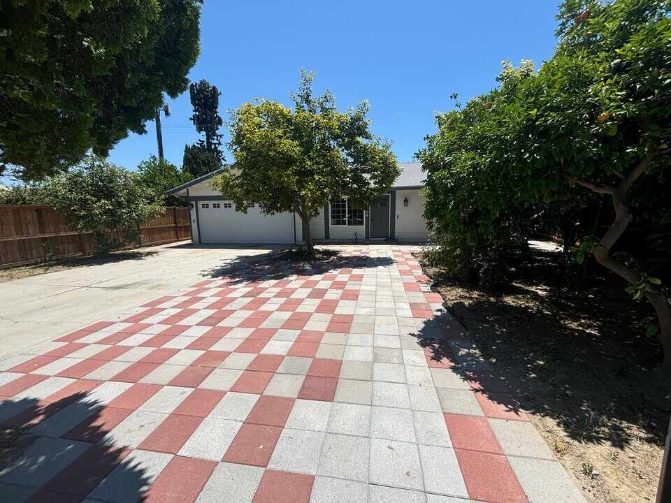 17736 Lull St in Los Angeles, CA - Building Photo