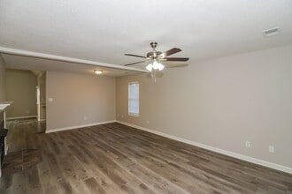 8793 5 Oaks Dr W in Southaven, MS - Building Photo - Building Photo