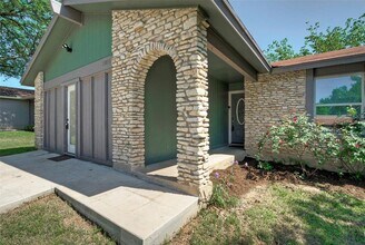 7005 E Meadow Bend Dr in Austin, TX - Building Photo - Building Photo