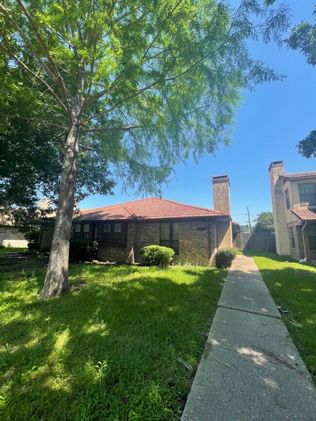 3043 Modella Ave in Dallas, TX - Building Photo - Building Photo