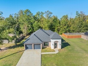 927 Magdalena Street in Sulphur, LA - Building Photo - Building Photo