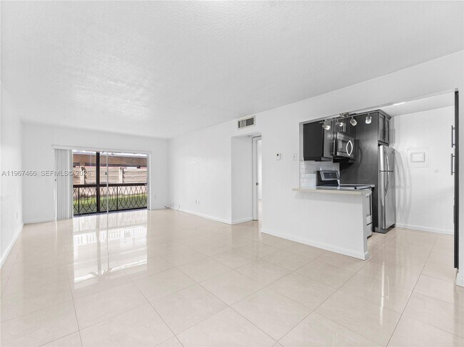 633 S Royal Poinciana Blvd in Miami Springs, FL - Building Photo - Building Photo