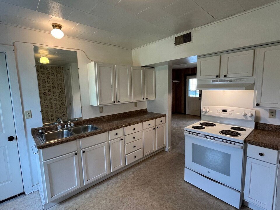 310 W Arnold St in Marshfield, WI - Building Photo