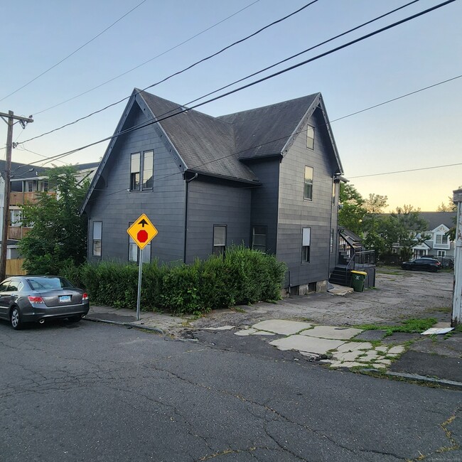 9 Brewster St in Waterbury, CT - Building Photo - Building Photo