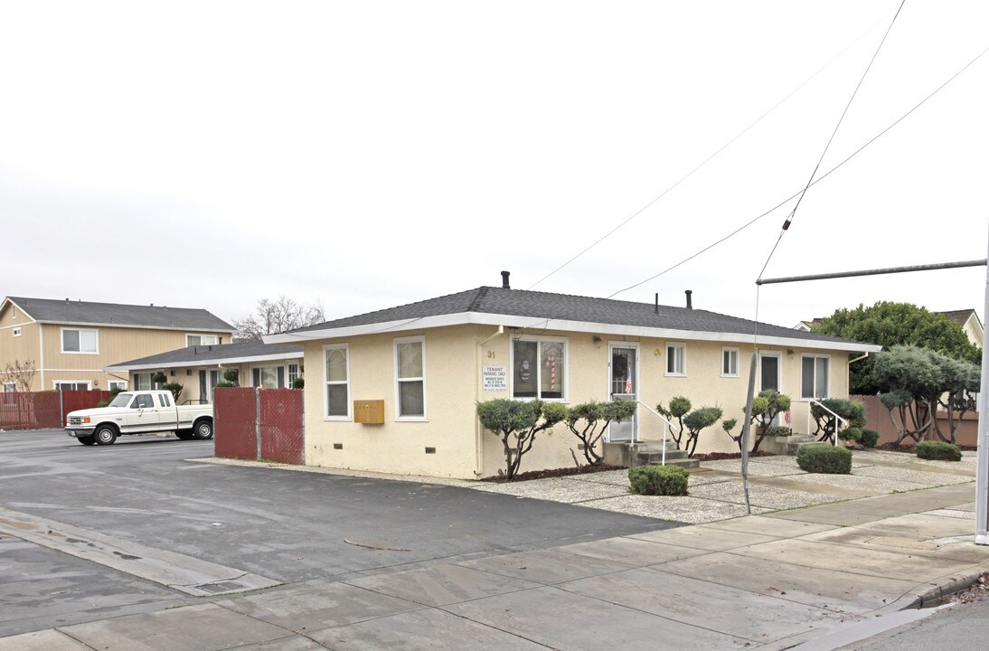 31 Hawkins St in Hollister, CA - Building Photo