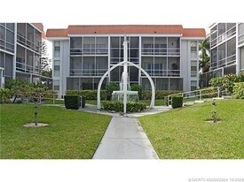 630 SE Ocean Blvd in Stuart, FL - Building Photo
