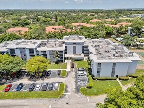 721 N Pine Island Rd in Plantation, FL - Foto de edificio - Building Photo
