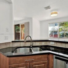 10902 NW 79th St in Doral, FL - Building Photo - Building Photo