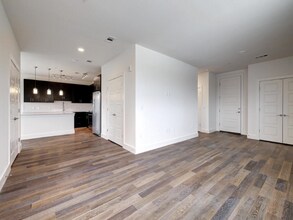 1615 E 7th St, Unit 401 in Austin, TX - Foto de edificio - Building Photo