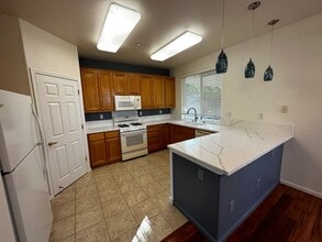 575 Quindell Way in Brentwood, CA - Building Photo - Building Photo
