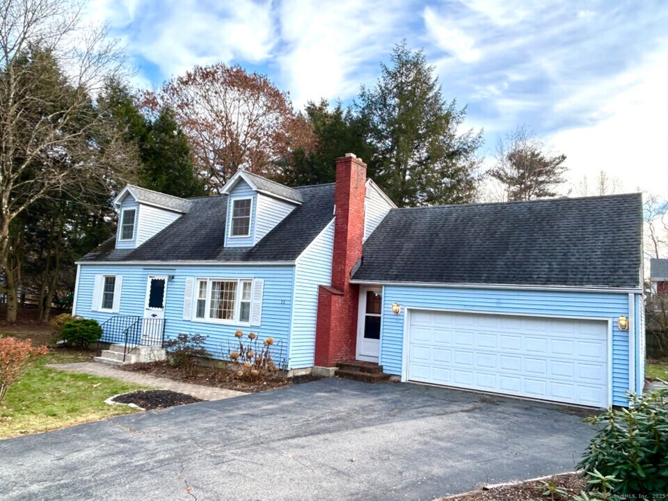 11 Fernwood Rd in Avon, CT - Building Photo