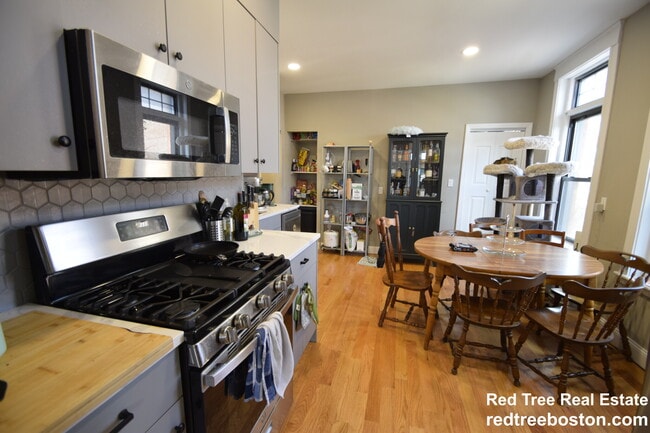1914 Beacon St, Unit 2 in Boston, MA - Foto de edificio - Building Photo