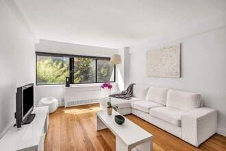 310 W 56th St in New York, NY - Building Photo - Building Photo