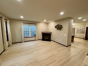 10006 Pincherry Ln in Eden Prairie, MN - Building Photo - Building Photo