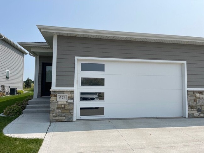 673 Prairie Blvd in Dakota Dunes, SD - Building Photo - Building Photo