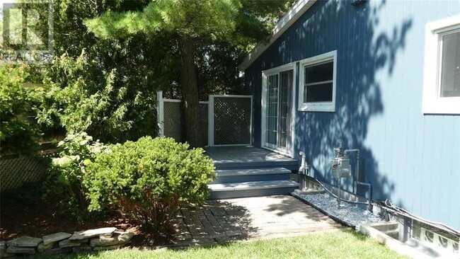 1045 Lombardy Dr in Sarnia, ON - Building Photo - Building Photo