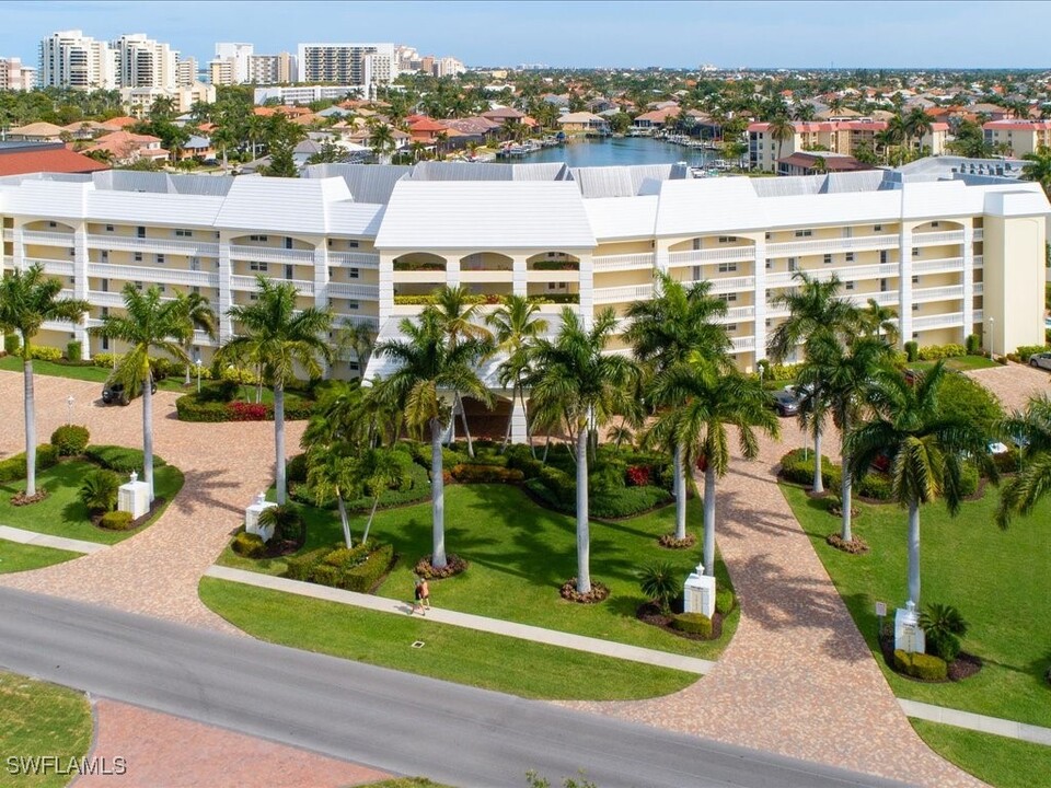 1011 Swallow Ave in Marco Island, FL - Foto de edificio