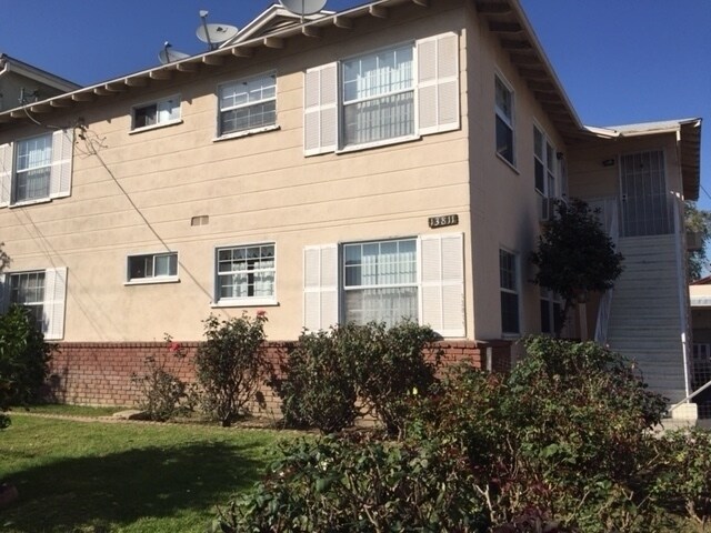 13811 Victory Blvd in Van Nuys, CA - Building Photo - Building Photo