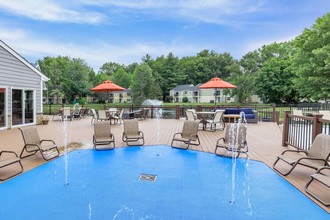 Twin Lakes Apartments in Clifton Park, NY - Foto de edificio - Building Photo