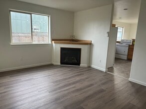 2430-2438 E Whiteaker Ave in Cottage Grove, OR - Building Photo - Building Photo