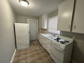 217 W Grand St in Springfield, MO - Building Photo