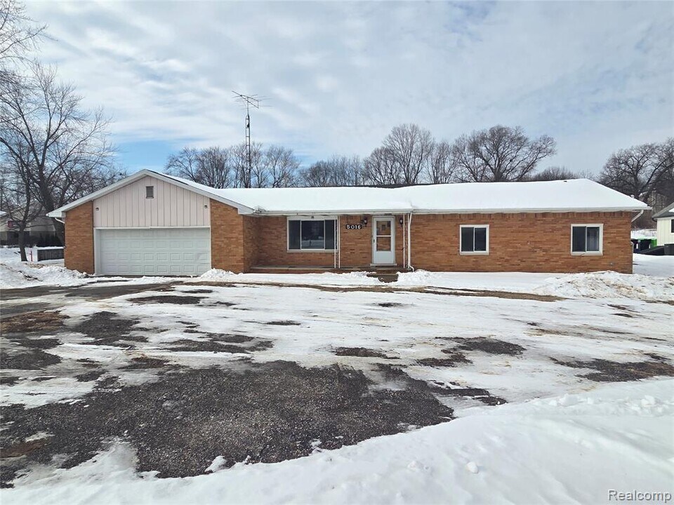 5016 S Old US Hwy 23 in Brighton, MI - Building Photo