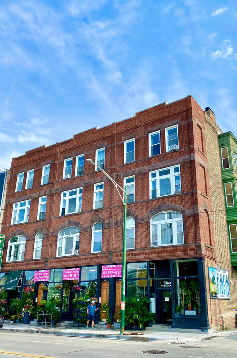 1039 W Grand Ave, Unit 3 in Chicago, IL - Building Photo