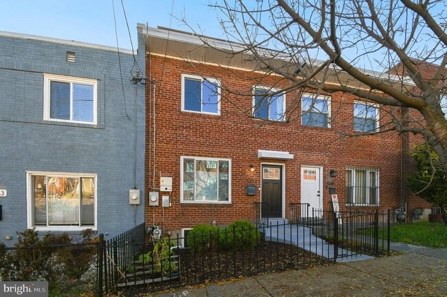 property at 1371 Adams St NE