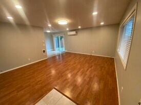 749 NE 20th Pl, Unit 1 in Hillsboro, OR - Building Photo