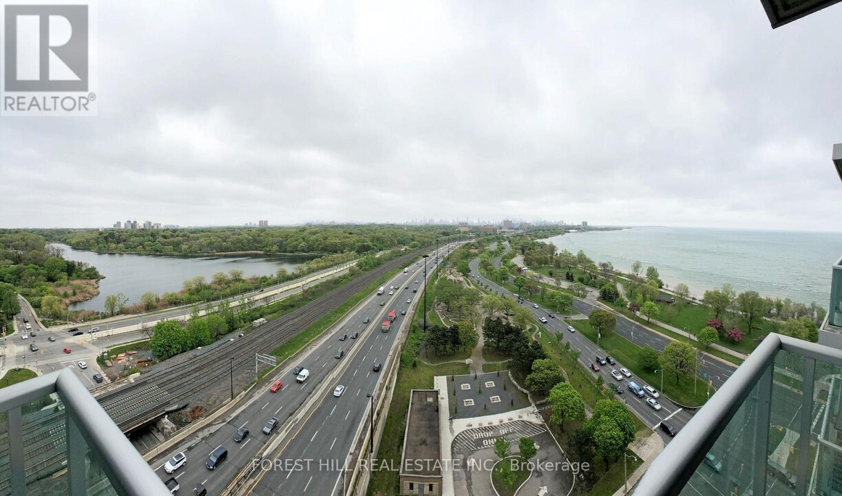 1900-1900 Lake Shore Blvd W in Toronto, ON - Building Photo