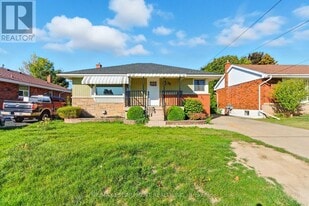 35 Wildewood Ave in Hamilton, ON - Building Photo