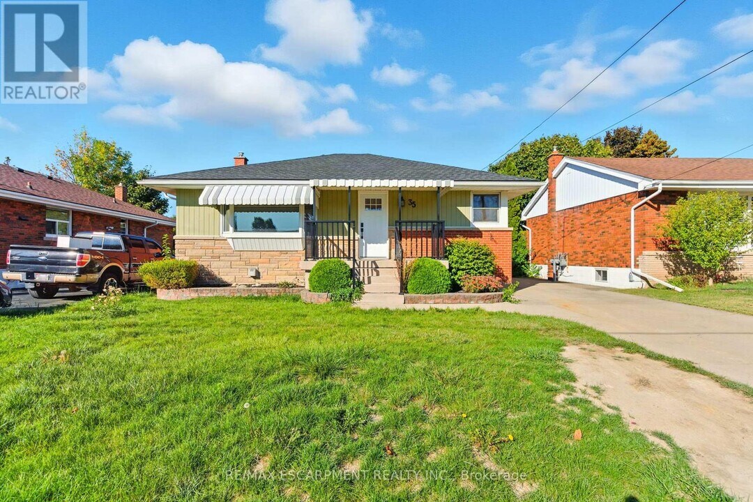 35 Wildewood Ave in Hamilton, ON - Building Photo