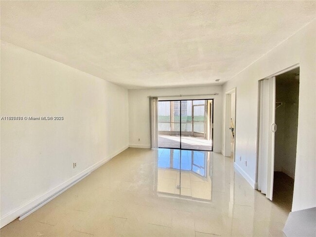 3199 Foxcroft Rd, Unit 113 in Miramar, FL - Building Photo - Building Photo