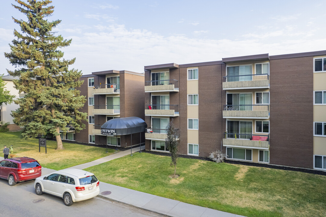 110 & 120 on 25th in Calgary, AB - Foto de edificio