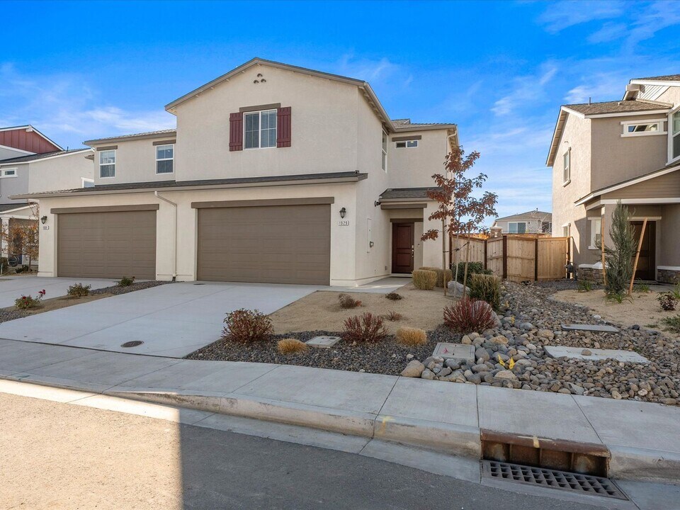 1929 Silicone Dr in Sparks, NV - Building Photo