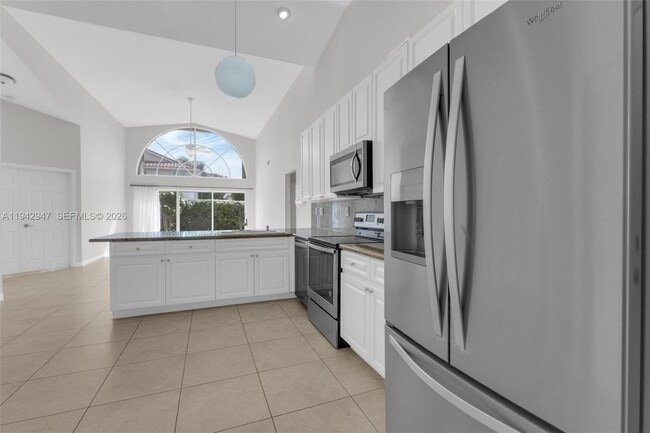 10635 NW 54th St in Doral, FL - Building Photo - Building Photo