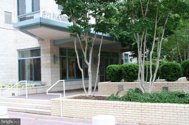 property at 851 N Glebe Rd