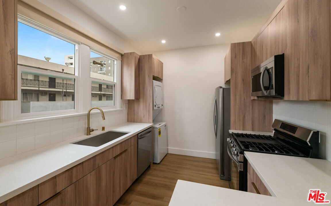 5727 Carlton Way in Los Angeles, CA - Building Photo