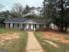 323 Carriage Ln in Albany, GA - Building Photo