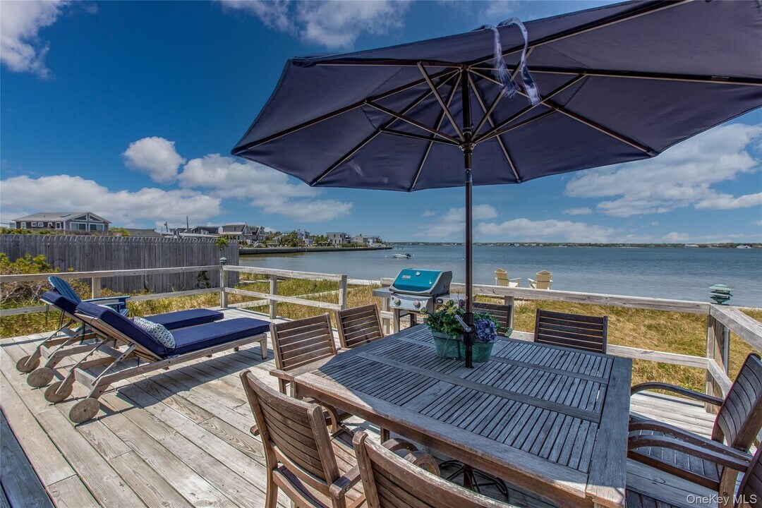 414 Dune Rd in Westhampton Beach, NY - Building Photo