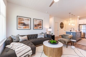 Spring Street Apartments in Greensboro, NC - Foto de edificio - Building Photo