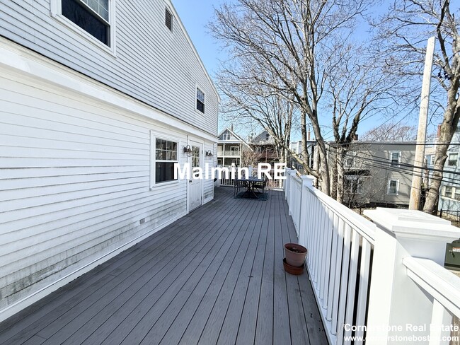 property at 920 E 4th St
