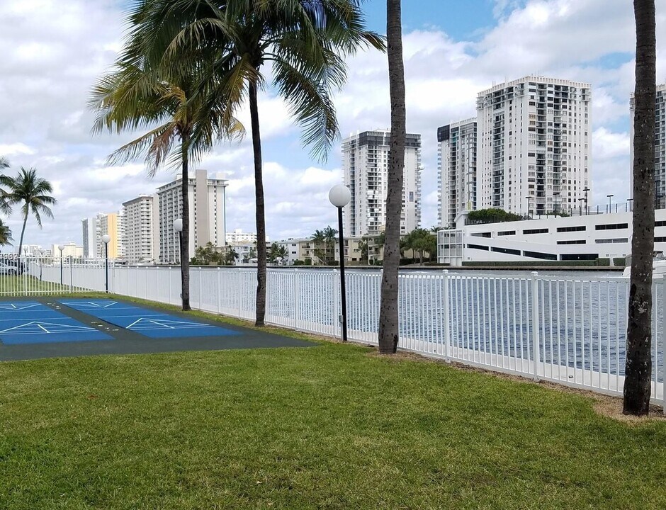 1000 Parkview Dr, Unit 619 in Hallandale Beach, FL - Building Photo