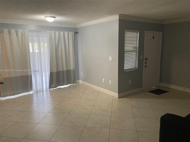 10302 NW 9th St Cir in Miami, FL - Building Photo - Building Photo