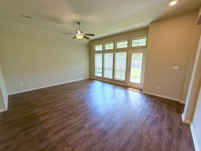 117 Green Haven Dr in Huntsville, TX - Foto de edificio - Building Photo