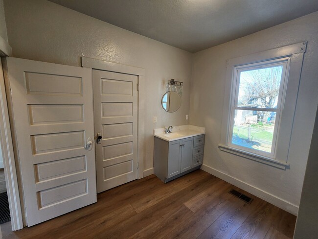 555 Wallis Ave in Gustine, CA - Building Photo - Building Photo