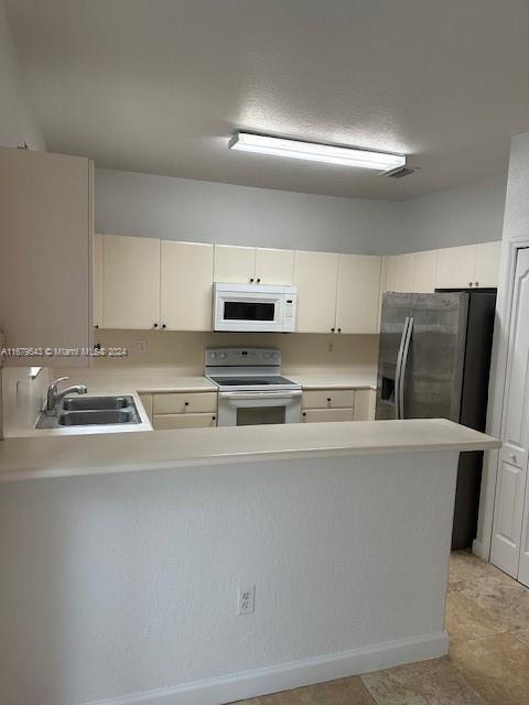 6950 NW 177th St in Hialeah, FL - Building Photo