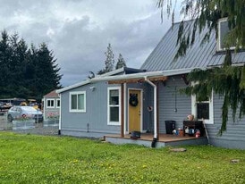 1153 W Hendrickson Rd, Unit B in Sequim, WA - Building Photo