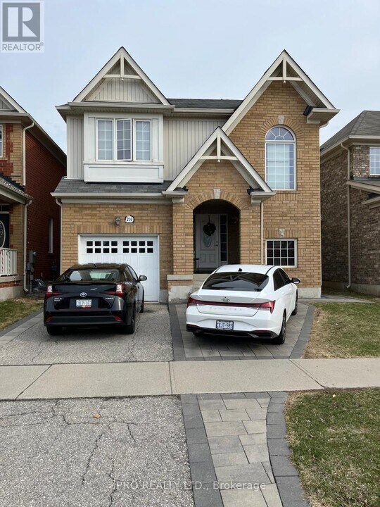 210 Dymott Ave in Milton, ON - Building Photo