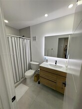 7927 SW 104th St in Miami, FL - Foto de edificio - Building Photo